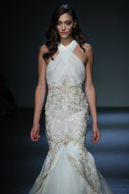 New York, Ny - Şubat 08: Pamella Roland piste Şubat 2018 New York moda haftası Pier 59 8 Şubat 2018 tarihinde New York City, A model yürür.