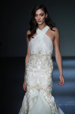 New York, Ny - Şubat 08: Pamella Roland piste Şubat 2018 New York moda haftası Pier 59 8 Şubat 2018 tarihinde New York City, A model yürür.