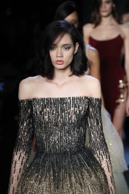 New York, Ny - Şubat 08: Modelleri yürüyüş Pamella Roland piste Şubat 2018 New York moda haftası Pier 59 8 Şubat 2018 tarihinde New York'ta, pist final.