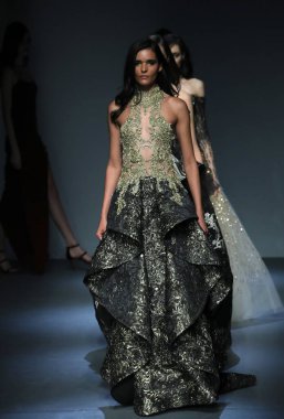 New York, Ny - Şubat 08: Modelleri yürüyüş Pamella Roland piste Şubat 2018 New York moda haftası Pier 59 8 Şubat 2018 tarihinde New York'ta, pist final.