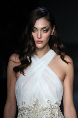 New York, Ny - Şubat 08: Pamella Roland piste Şubat 2018 New York moda haftası Pier 59 8 Şubat 2018 tarihinde New York City, A model yürür.