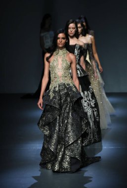 New York, Ny - Şubat 08: Modelleri yürüyüş Pamella Roland piste Şubat 2018 New York moda haftası Pier 59 8 Şubat 2018 tarihinde New York'ta, pist final.