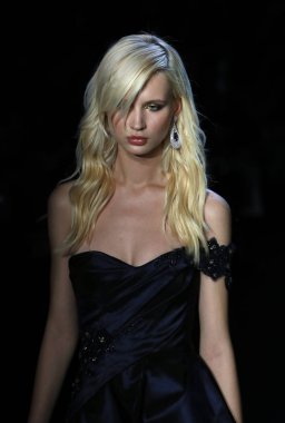 New York, Ny - Şubat 08: Modelleri yürüyüş Pamella Roland piste Şubat 2018 New York moda haftası Pier 59 8 Şubat 2018 tarihinde New York'ta, pist final.