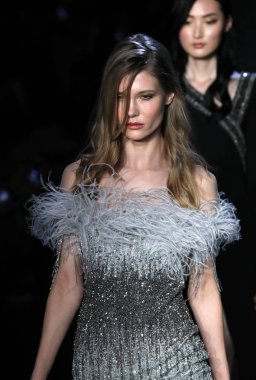 New York, Ny - Şubat 08: Modelleri yürüyüş Pamella Roland piste Şubat 2018 New York moda haftası Pier 59 8 Şubat 2018 tarihinde New York'ta, pist final.