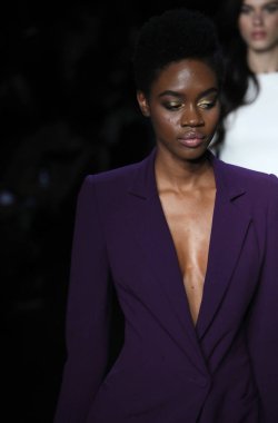 New York, Ny - Şubat 08: Modelleri yürüyüş Pamella Roland piste Şubat 2018 New York moda haftası Pier 59 8 Şubat 2018 tarihinde New York'ta, pist final.