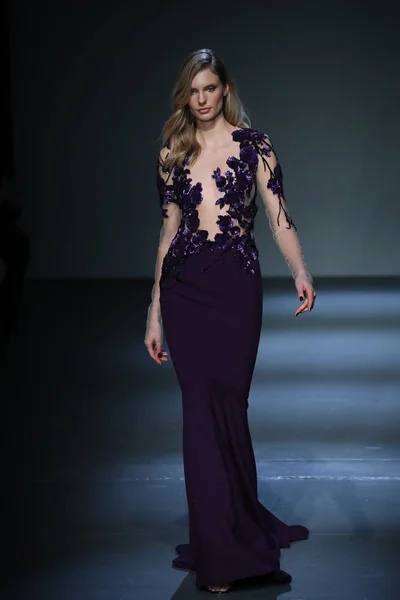 Nueva York Febrero Una Modelo Camina Pamella Roland Runway Febrero — Foto de Stock