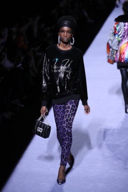 New York, Ny - Şubat 08: Bir model Park Caddesi Tophane Tom Ford kadın giyim Fw18 atýk pist 8 Şubat 2018 New York'ta yürür.