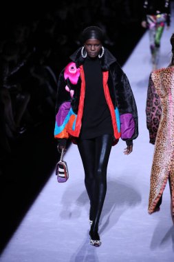 New York, Ny - Şubat 08: Bir model Park Caddesi Tophane Tom Ford kadın giyim Fw18 atýk pist 8 Şubat 2018 New York'ta yürür.