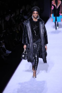 New York, Ny - Şubat 08: Bir model Park Caddesi Tophane Tom Ford kadın giyim Fw18 atýk pist 8 Şubat 2018 New York'ta yürür.