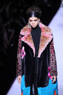 New York, Ny - Şubat 08: Bir model Park Caddesi Tophane Tom Ford kadın giyim Fw18 atýk pist 8 Şubat 2018 New York'ta yürür.