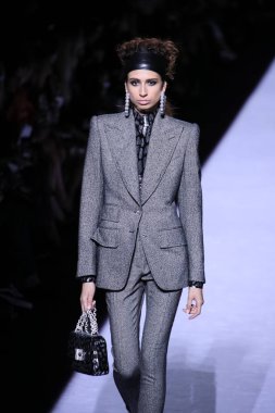 New York, Ny - Şubat 08: Bir model Park Caddesi Tophane Tom Ford kadın giyim Fw18 atýk pist 8 Şubat 2018 New York'ta yürür.