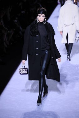 New York, Ny - Şubat 08: Bir model Park Caddesi Tophane Tom Ford kadın giyim Fw18 atýk pist 8 Şubat 2018 New York'ta yürür.