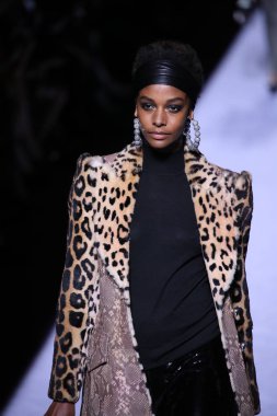 New York, Ny - Şubat 08: Bir model Park Caddesi Tophane Tom Ford kadın giyim Fw18 atýk pist 8 Şubat 2018 New York'ta yürür.