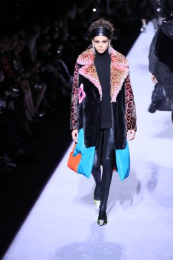 New York, Ny - Şubat 08: Bir model Park Caddesi Tophane Tom Ford kadın giyim Fw18 atýk pist 8 Şubat 2018 New York'ta yürür.