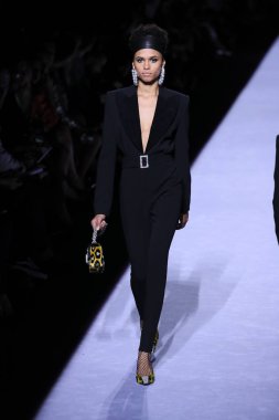 New York, Ny - Şubat 08: Bir model Park Caddesi Tophane Tom Ford kadın giyim Fw18 atýk pist 8 Şubat 2018 New York'ta yürür.