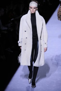 New York, Ny - Şubat 08: Bir model Park Caddesi Tophane Tom Ford kadın giyim Fw18 atýk pist 8 Şubat 2018 New York'ta yürür.