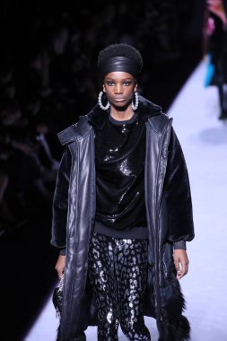 New York, Ny - Şubat 08: Bir model Park Caddesi Tophane Tom Ford kadın giyim Fw18 atýk pist 8 Şubat 2018 New York'ta yürür.