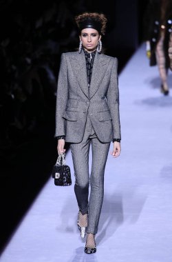 New York, Ny - Şubat 08: Bir model Park Caddesi Tophane Tom Ford kadın giyim Fw18 atýk pist 8 Şubat 2018 New York'ta yürür.
