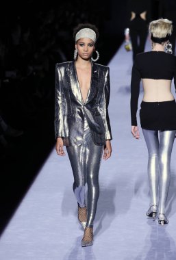 New York, Ny - Şubat 08: Bir model Park Caddesi Tophane Tom Ford kadın giyim Fw18 atýk pist 8 Şubat 2018 New York'ta yürür.