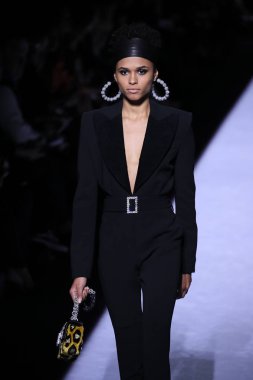 New York, Ny - Şubat 08: Bir model Park Caddesi Tophane Tom Ford kadın giyim Fw18 atýk pist 8 Şubat 2018 New York'ta yürür.