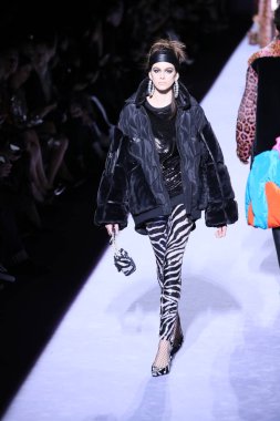 New York, Ny - Şubat 08: Kaia Gerber New York'ta 8 Şubat 2018 üzerinde Park Caddesi Tophane Tom Ford kadın giyim Fw18 atýk pist yürür. 