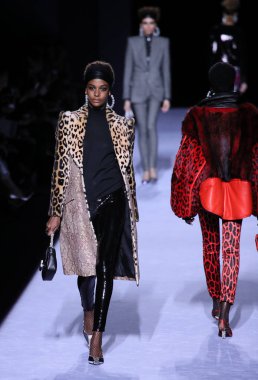 New York, Ny - Şubat 08: Bir model Park Caddesi Tophane Tom Ford kadın giyim Fw18 atýk pist 8 Şubat 2018 New York'ta yürür.