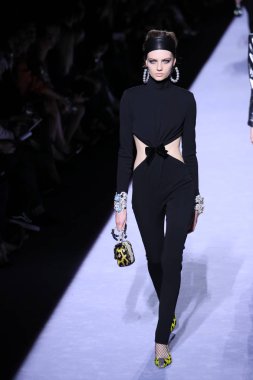 New York, Ny - Şubat 08: Bir model Park Caddesi Tophane Tom Ford kadın giyim Fw18 atýk pist 8 Şubat 2018 New York'ta yürür.