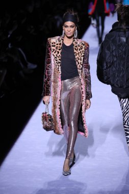 New York, Ny - Şubat 08: Model Joan Smalls New York'ta 8 Şubat 2018 üzerinde Park Caddesi Tophane Tom Ford kadın giyim Fw18 atýk pist yürür. 