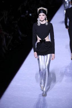 New York, Ny - Şubat 08: Bir model Park Caddesi Tophane Tom Ford kadın giyim Fw18 atýk pist 8 Şubat 2018 New York'ta yürür.