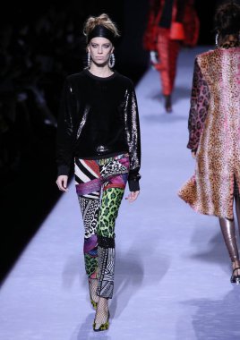 New York, Ny - Şubat 08: Bir model Park Caddesi Tophane Tom Ford kadın giyim Fw18 atýk pist 8 Şubat 2018 New York'ta yürür.