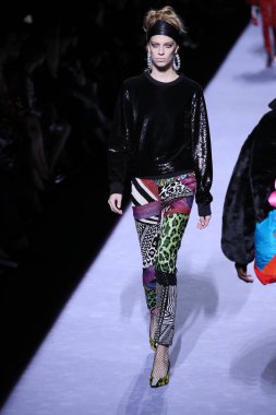 New York, Ny - Şubat 08: Bir model Park Caddesi Tophane Tom Ford kadın giyim Fw18 atýk pist 8 Şubat 2018 New York'ta yürür.