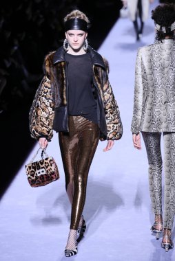 New York, Ny - Şubat 08: Bir model Park Caddesi Tophane Tom Ford kadın giyim Fw18 atýk pist 8 Şubat 2018 New York'ta yürür.
