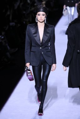 New York, Ny - Şubat 08: Bir model Park Caddesi Tophane Tom Ford kadın giyim Fw18 atýk pist 8 Şubat 2018 New York'ta yürür.