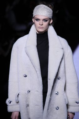 New York, Ny - Şubat 08: Bir model Park Caddesi Tophane Tom Ford kadın giyim Fw18 atýk pist 8 Şubat 2018 New York'ta yürür.