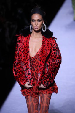 New York, Ny - Şubat 08: Model Joan Smalls New York'ta 8 Şubat 2018 üzerinde Park Caddesi Tophane Tom Ford kadın giyim Fw18 atýk pist yürür. 