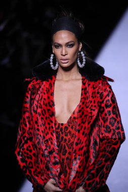 New York, Ny - Şubat 08: Model Joan Smalls New York'ta 8 Şubat 2018 üzerinde Park Caddesi Tophane Tom Ford kadın giyim Fw18 atýk pist yürür. 