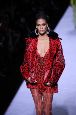 New York, Ny - Şubat 08: Model Joan Smalls New York'ta 8 Şubat 2018 üzerinde Park Caddesi Tophane Tom Ford kadın giyim Fw18 atýk pist yürür. 