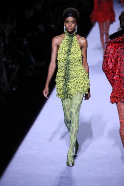 New York, Ny - Şubat 08: Bir model Park Caddesi Tophane Tom Ford kadın giyim Fw18 atýk pist 8 Şubat 2018 New York'ta yürür.