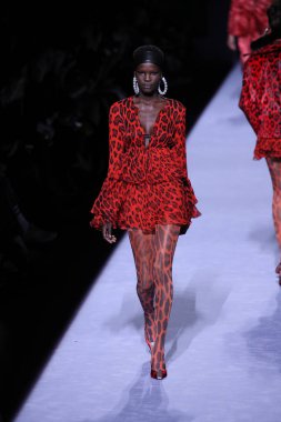 New York, Ny - Şubat 08: Bir model Park Caddesi Tophane Tom Ford kadın giyim Fw18 atýk pist 8 Şubat 2018 New York'ta yürür.