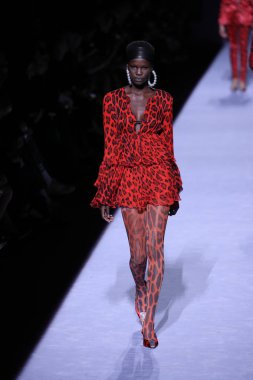 New York, Ny - Şubat 08: Bir model Park Caddesi Tophane Tom Ford kadın giyim Fw18 atýk pist 8 Şubat 2018 New York'ta yürür.