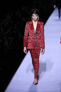 New York, Ny - Şubat 08: Bir model Park Caddesi Tophane Tom Ford kadın giyim Fw18 atýk pist 8 Şubat 2018 New York'ta yürür.