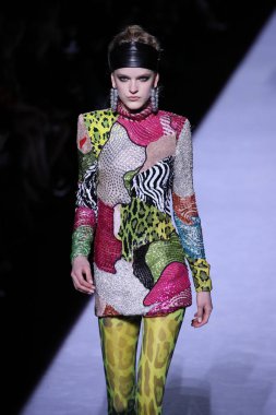 New York, Ny - Şubat 08: Bir model Park Caddesi Tophane Tom Ford kadın giyim Fw18 atýk pist 8 Şubat 2018 New York'ta yürür.