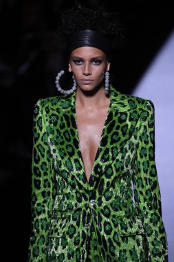 New York, Ny - Şubat 08: Bir model Park Caddesi Tophane Tom Ford kadın giyim Fw18 atýk pist 8 Şubat 2018 New York'ta yürür.