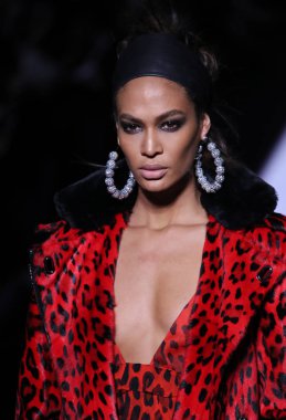 New York, Ny - Şubat 08: Model Joan Smalls New York'ta 8 Şubat 2018 üzerinde Park Caddesi Tophane Tom Ford kadın giyim Fw18 atýk pist yürür. 