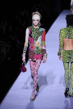 New York, Ny - Şubat 08: Bir model Park Caddesi Tophane Tom Ford kadın giyim Fw18 atýk pist 8 Şubat 2018 New York'ta yürür.