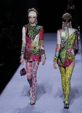 New York, Ny - Şubat 08: Bir model Park Caddesi Tophane Tom Ford kadın giyim Fw18 atýk pist 8 Şubat 2018 New York'ta yürür.