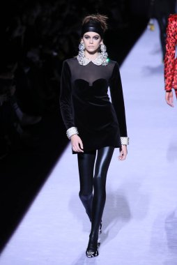 New York, Ny - Şubat 08: Kaia Gerber New York'ta 8 Şubat 2018 üzerinde Park Caddesi Tophane Tom Ford kadın giyim Fw18 atýk pist yürür. 