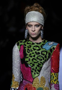 New York, Ny - Şubat 08: Bir model Park Caddesi Tophane Tom Ford kadın giyim Fw18 atýk pist 8 Şubat 2018 New York'ta yürür.