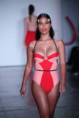 New York, Ny - Şubat 09: Manken pist Chromat için New York moda haftası sırasında yürür: New York'ta 9 Şubat 2018 Industria stüdyolarında gösterir. 