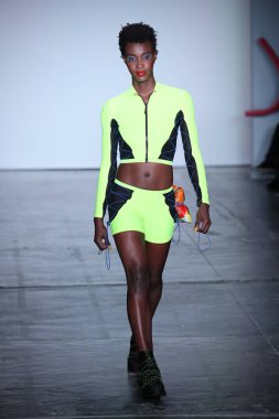 New York, Ny - Şubat 09: Manken pist Chromat için New York moda haftası sırasında yürür: New York'ta 9 Şubat 2018 Industria stüdyolarında gösterir. 